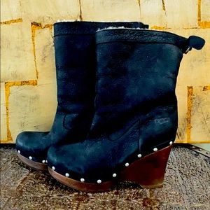 UGG Lynnea boots 8. Fold over shearling. 2 looks.